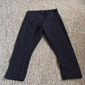Lululemon Sz 8 High Waisted Black Crops EUC